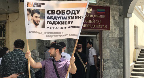 Malik Butaev, a journalist of the Derbent information agency, participates in a picket in support of Abdulmumin Gadjiev. Photo by Patimat Makhmudova for the "Caucasian Knot"