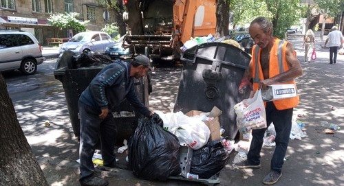Garbage removal in Yerevan. Photo by Tigran Petrosyan for the Caucasian Knot