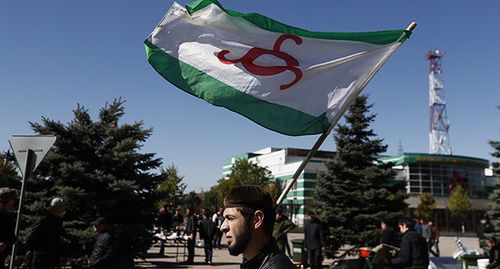 A participants of the rally in Magas with the flag of Ingushetia. Photo: REUTERS/Maxim Shemetov