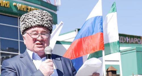 Malsag Uzhakhov speaks at rally in Magas. Screenshot from video posted by 'Fortanga Org' at: https://www.youtube.com/watch?v=qfFMlE02KJw