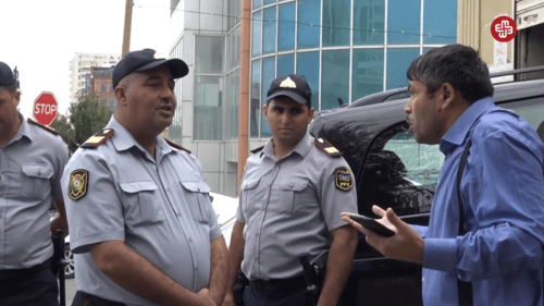 Journalist Tezekhan Miralamli argues with policemen, September 11, 2019. Screenshot from video: https://www.facebook.com/MeydanTelevision/videos/671447066668670/?v=671447066668670