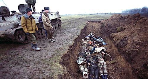 Russian soldiers near a mass grave in a trench during the Second Chechen War. Photo: Natalia Medvedeva - http://exhibition.ipvnews.org/photo_001.php, CC BY-SA 3.0, https://commons.wikimedia.org/w/index.php?curid=7003114