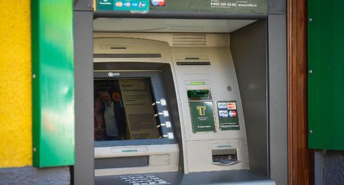 An ATM machine. © Photo by Yelena SIneok, Yuga.ru