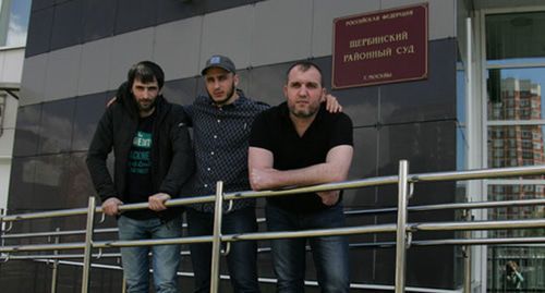 Khamid Razhapov (on the left) and the Chechen natives, Said-Magomed and Khusein (on the right) Tsetiev near the Sherbinsky District Court of Moscow on June 27, 2017. Photo by Tatyana Gantimurova for the "Caucasian Knot"