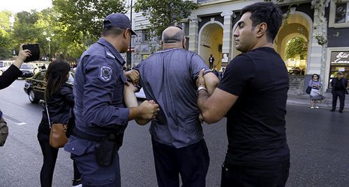 Policemen arrest activists in Baku, October 8, 2019. Photo by Aziz Karimov for the Caucasian Knot