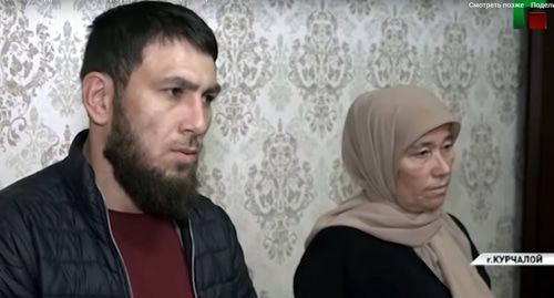 Two residents of Chechnya, who reported about kidnapping of a child in Kurchaloi, voiced public apologies on the air of the ChGTRK (Chechen State TV and Radio Company), October 9, 2019. Screenshot from video posted by ChGTRK at http://newsvideo.su/video/11584884