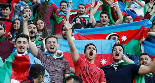 Azerbaijani football fans before a Euro-2020 qualifying match. Budapest, October 13, 2019. Photo: REUTERS/Bernadett Szabo
