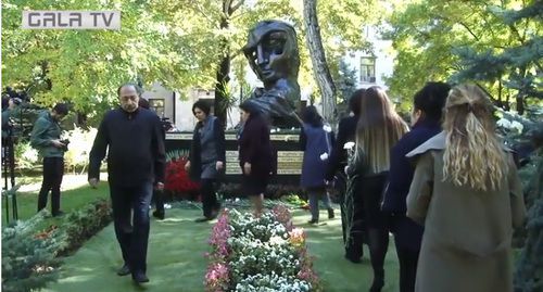 Placing of flowers at the monument to victims of the terror act in the territory of the National Assembly of Armenia. October 27, 2018. Screenshot of the video by GALA NEWS https://www.youtube.com/watch?v=5C9CTcvh330