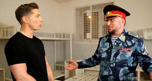 James Longman, a reporter of the "ABC Chanel", and the Chechen police chief Apti Alaudinov. Photo: screenshot of the report by the US "ABC Channel" https://abcnews.go.com/International/time-told-head-chechen-police-gay-standing-jail/story?id=66323713&amp;cid=clicksource_574_null_dp_hed