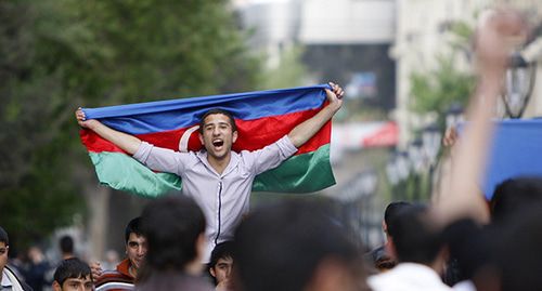 A man holding a flag of Azerbaijan. Photo: REUTERS/David Mdzinarishvili