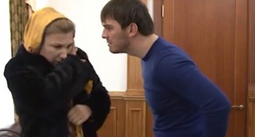 Islam Kadyrov threatens a woman. Photo: screenshot of the video by the Grozny TV channel https://www.youtube.com/watch?time_continue=1&amp;v=BpjWCGHbJ6E