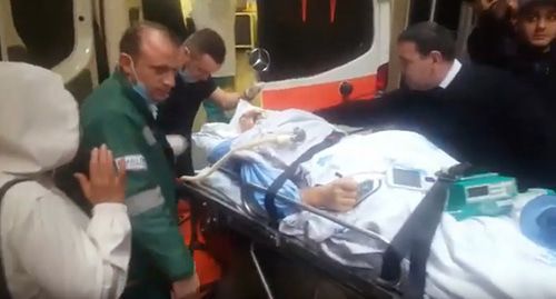 Ogtai Gyulyalyev, who stayed in critical condition after a road traffic accident in Baku, is being transferred to an ambulance. Screenshot from YouTube video posted by "Turan Agentliyi", https://www.youtube.com/watch?v=cBrdMD4gSkk