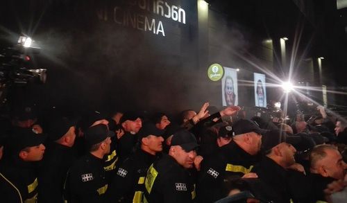 Policemen are pushing protesters away from the "Amirani" Cinema. Photo by Inna Kukudzhanova for the Caucasian Knot