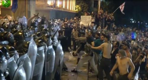 Protesters and police officers in Tbilisi on June 21. Screenshot of the video by the "Caucasian Knot" https://www.kavkaz-uzel.eu/videos/5433