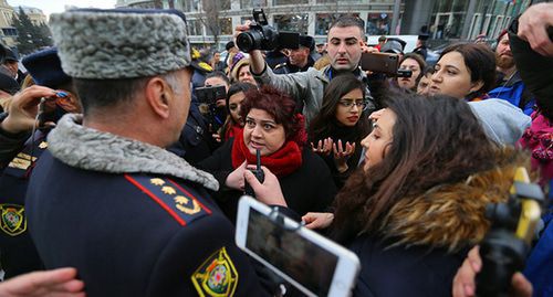 The journalist Khadija Ismayilova (in the center) is talking to a police officer. Baku. Photo by Aziz Karimov for the "Caucasian Knot"