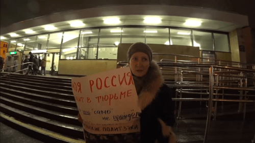 Marina Ken, an activist, at a solo picket in Saint Petersburg on November 29, 2019. Screenshot of the video https://www.facebook.com/marina.ken444/posts/2430620416992969