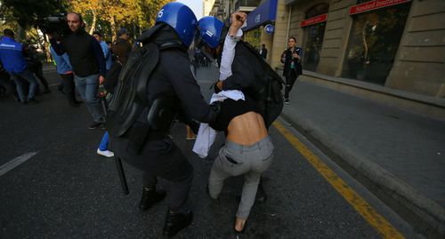 The police detains an activist at a rally in Baku. Photo by Aziz Karimov for the "Caucasian Knot"