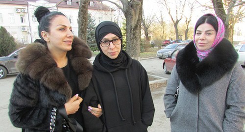 Mother of Adam Badiev (right) and  his aunts. Photo by Vyacheslav Yaschenko for the Caucasian Knot