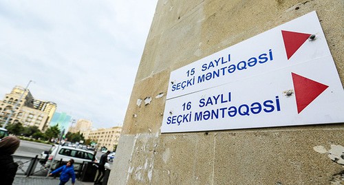 A sign indicating the direction towards a polling station in Baku. Photo by Aziz Karimov for the "Caucasian Knot"