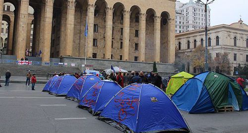 Tents in front of the parliament building, November 15, 2019. Photo by Inna Kukudzhanova for the Caucasian Knot