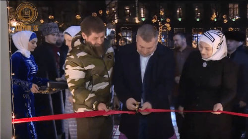Screenshot of video report on the opening of "Paris" restaurant with participation of Ramzan Kadyrov, https://vk.com/wall279938622_460321