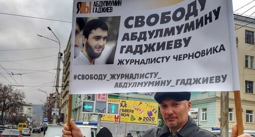 A resident of Makhachkala prepares for a solo picket to support Abdulmumin Gadjiev. January 6, 2019. Photo by Ilyas Kapiev for the "Caucasian Knot"