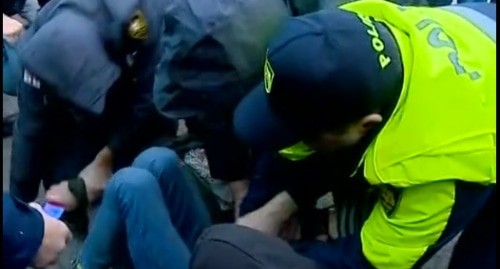 The police detains an activist. Screenshot of the video http://rustavi2.ge/en/news/152309