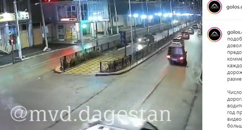 A passenger car driving on a footpath that separates the roadway in Khasavyurt. Screenshot of the Instagram post made by the Dagestani MIA: https://www.instagram.com/p/B7MO7kCIs59/
