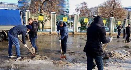 Men sweeping streets of Grozny. Photo: website of the Grozny Mayorality, http://grozmer.ru/events/v-groznov-prohodjat-massovye-subbotniki.html 