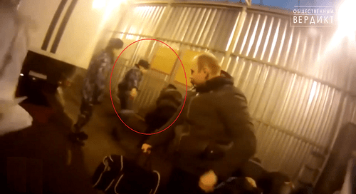 A colony employee is beating up the convicted Chechen Khasdin Murtazaliev. Screenshot of the video by the “Public Verdict” https://www.youtube.com/watch?v=MWVwt7vYPpg