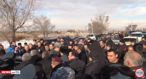 Protest action of Vagram Avagyan's relatives. Screenshot from video posted by YouTube Channel NEWS.am: https://www.youtube.com/watch?v=y7YTwR_MEXw&feature=emb_logo