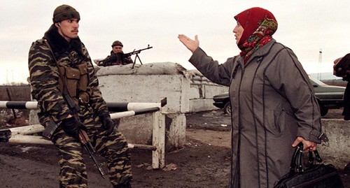 Chechen woman talking to a soldier, February 2000. Photo: REUTERS/Vasiliy Fedosenko