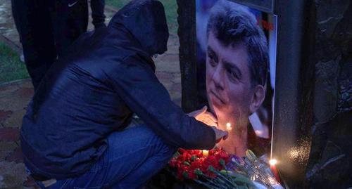 Participant of Sochi rally lighting a candle in memory of Boris Nemtsov, February 27, 2018. Photo by Svetlana Kravchenko for the Caucasian Knot