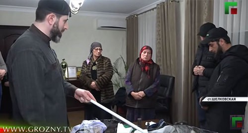 Adam Elzhurkaev talks to the detained women and their sons. Screenshot of the video by the Grozny TV Channel https://www.youtube.com/watch?v=ziKQdQCjkqA" 