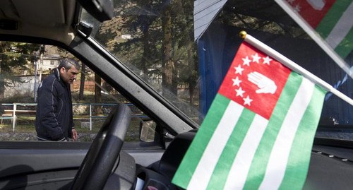 The flag of Abkhazia in a car. Photo: REUTERS/Maxim Shemetov