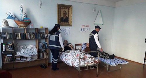 Doctors examine hunger-strikers. Photo from Elman Guliev's page on Facebook https://www.facebook.com/photo.php?fbid=2915991605129740&amp;set=pcb.2915991671796400&amp;type=3&amp;theater"