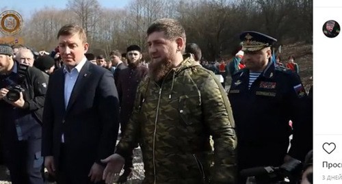Commemoration events involving relatives of the deceased soldiers from the Pskov Airborne Division and Ramzan Kadyrov. Screenshot from the video posted on Ramzan Kadyrov's Instagram account: https://www.instagram.com/p/B9HsLPuoKzd/