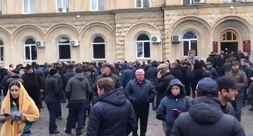 Protest action at the building of the presidential administration in Sukhumi. Screenshot from video posted on YouTube Channel "Rupor Moskvy", https://www.youtube.com/watch?v=4zTRjvl1Mpk