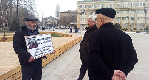Murtazali Gasanguseinov (left) holds solo picket in Makhachkala, March 5, 2020. Photo by Rasul Magomedov for the Caucasian Knot