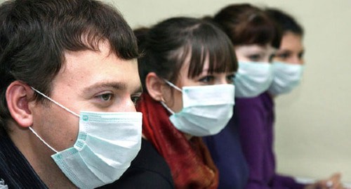 Young people wearing medical masks. Photo: http://pikadmin.ru/