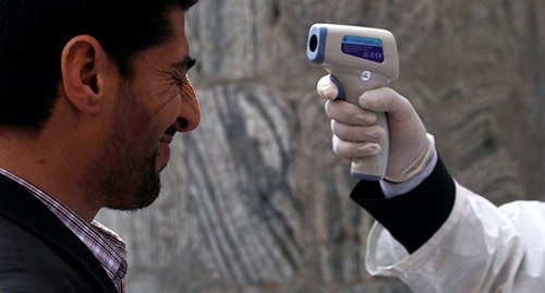 Temperature screening. Photo: REUTERS/Mohammad Ismail