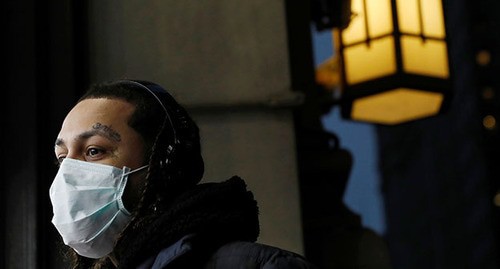 A man wearing medical mask. Photo: REUTERS/Andrew Kelly