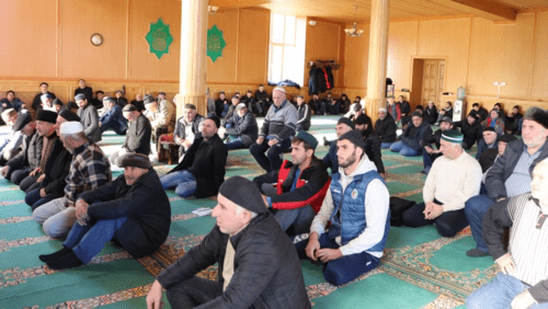 Believers in the Golotl mosque, Chechnya. Photo: press service of the Shamil District Administration, http://шамильский.рф/press-tsentr/novosti/gasanov-magomed-ibragimovich-poobshchalsya-s-zhitelyami-selo-golotl-_1074