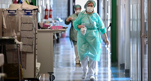 Health workers in protective clothing. Photo: REUTERS/Flavio Lo Scalzo