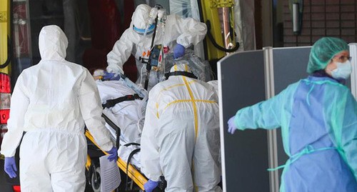 Health workers in protective clothing. Photo: REUTERS/Susana Vera