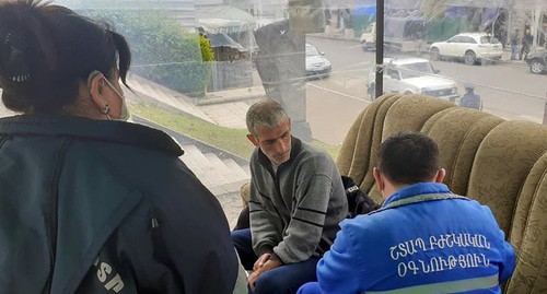 Medical workers check on two hunger strikers in Stepanakert, March 29, 2020. Screenshot of Arthur Osipyan's Facebook post: https://www.facebook.com/arthur.osipyan.902/posts/529949597922097