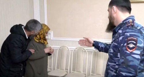 An elderly woman from Gudermes on air of the republic's TV channel. Screenshot from video posted by ChGTRK 'Grozny': https://www.youtube.com/watch?v=ZIG3Au9DN9E&feature=emb_title