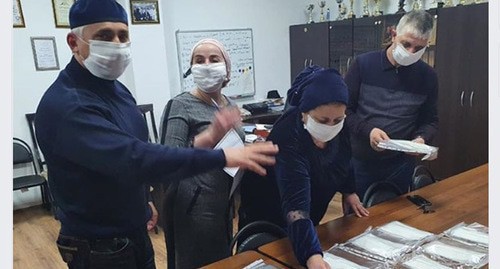 Masks being sewed in Ingushetia. Screenshot of Magomed Bekmurziev's Facebook post.