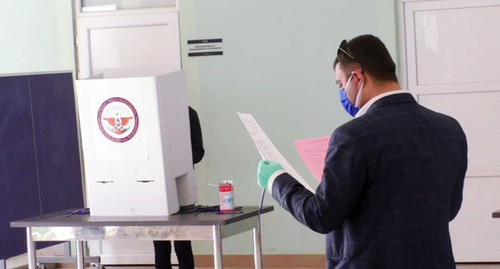 At a polling station in Stepanakert, March 31, 2020. Photo by David Simonyan for the Caucasian Knot