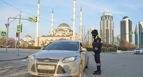 A law enforcer carrying out identity checks. Grozny, April 4, 2020. Photo: REUTERS/Ramzan Musaev